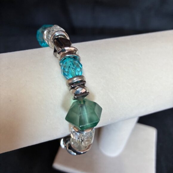 Bracelet - blue and clear beads on stretchy band. - Picture 2 of 4